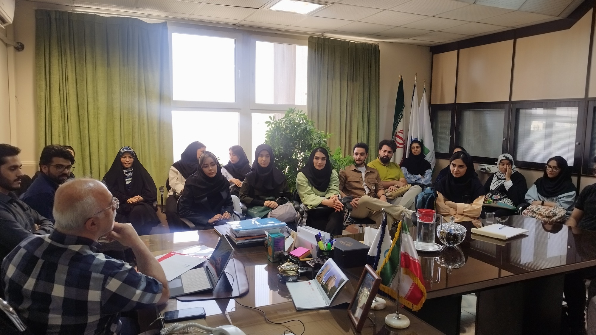 جلسه جمعی از همتایاران با ریاست مرکز مشاوره برگزار شد 